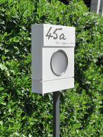 Vorschau: Standbriefkasten Letterman MB mit markantem Bullauge in Weiß mit Gravur Vorschau: Standbriefkasten Letterman MB mit markantem Bullauge in Weiß mit Gravur
