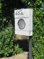 Vorschau: Standbriefkasten Letterman MB mit markantem Bullauge in Weiß individuell gravierbar Vorschau: Standbriefkasten Letterman MB mit markantem Bullauge in Weiß individuell gravierbar
