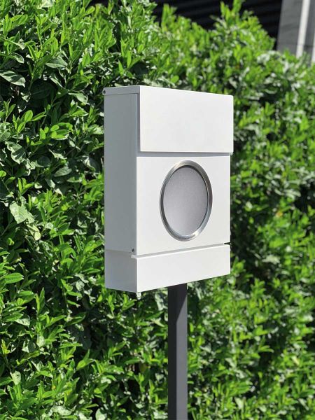 Standbriefkasten Letterman MB mit markantem Bullauge und LED-Licht in Weiß jetzt bestellen
